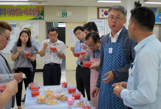 과학기술정보통신부 강성주 우정사업본부장(오른쪽 두번째)이 19일 경기도 구리우체국을 찾아 집배원들과 초과근무 단축을 위한 방안에 대해 토론 후 수박화채를 전하며 직원들을 격려하고 있다. 우정사업본부 제공